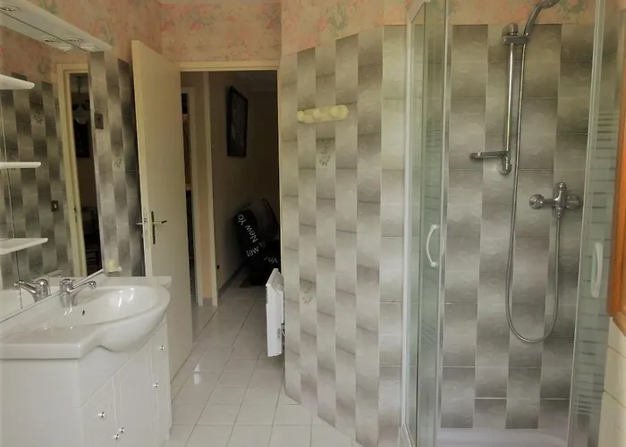 Les Pyracantas - Lesgitesdeshautsdevialot En Perigord *